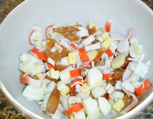 Грибы,яйца, крабовые палочки смешиваем, 