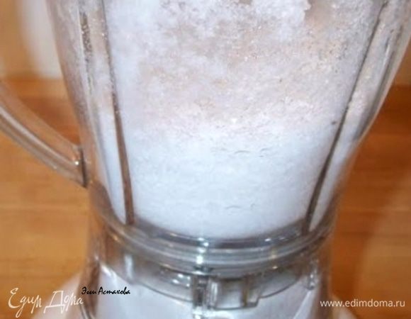 Лед разбиваю блендером в мелкую крошку и добавляю в фарш.