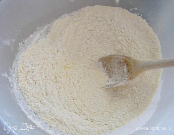 Смешать два вида муки.
