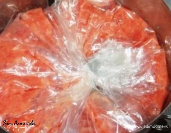 В ветчинницу кладу пакет для запекания и хорошо складываю фарш. Пакет закрываю клипсой и зажимаю пружины ветчинницы. Вот и все, теперь в кастрюлю, долив немного водички варю 1 час на самом маленьком огне. Остужаю при комнатной температуре, затем на ночь в холодильник, не вынимая из ветчинницы.