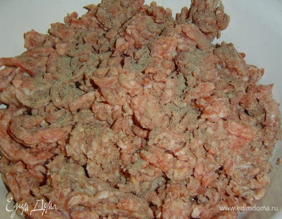 Выкладываем фарш в миску (у меня свино-говяжий), солим, перчим,