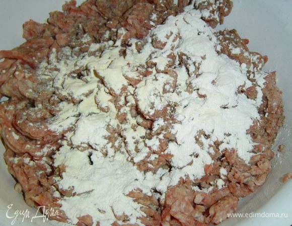 добавляем лук и чеснок в пудре, итальянские травы,