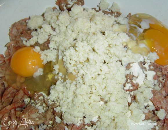 затем кладем яйца, горчицу, предварительно замоченную в молоке и отжатую булку, хорошенько все вымешиваем.