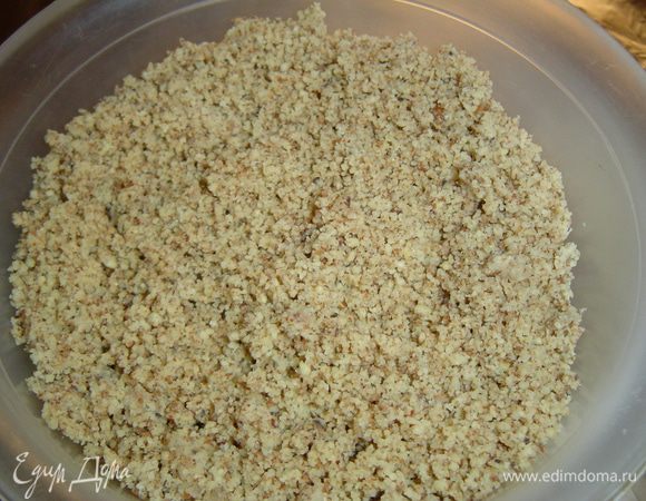 Грецкие орехи измельчаем до состояния мелкой крошки.