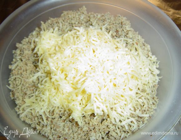 Сыр натираем на мелкой терке, смешиваем его с орехами.