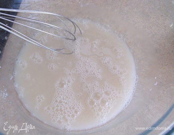 в стакане теплой воды развести дрожжи,мелкую соль.....до пенки.... добавить 3 ст. ложки масла..