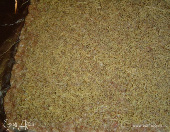 На фарш выкладываем ровным слоем орехово-сырную массу.
