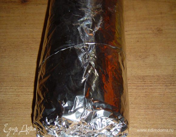 Рулет плотно заворачиваем в фольгу, кладем его на противень и отправляем в разогретую до 190 градусов духовку на час. После этого аккуратно открываем фольгу и в таком виде запекаем мясной рулет с языком и орехами еще минут 10 для зарумянивания.