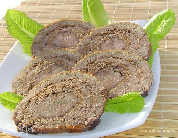 Рулет нарезаем порционными кусками. Употреблять мясной рулет с языком и орехами можно как в горячем, так и в холодном виде.