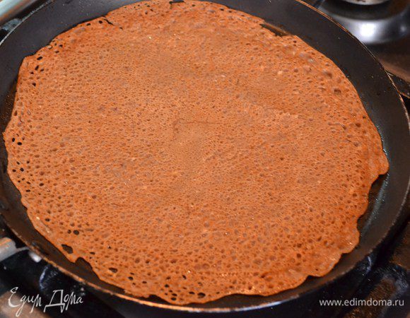 Жарить блинчики по 3 минуты с каждой стороны.