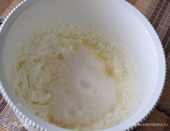 Творог взбить с сахаром и ванильным сахаром, чтобы не было комочков.