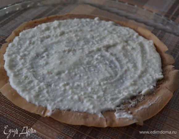 По блинчики распределить небольшим слоем творог.