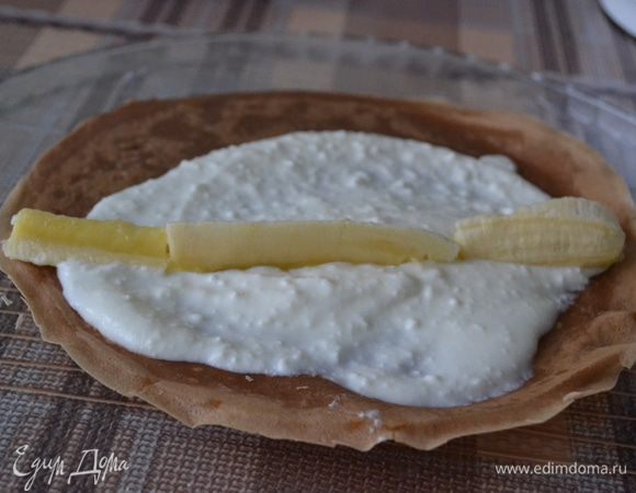 А вот ролл с бананом, который я предварительно разрезала вдоль на 4 части.