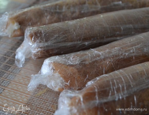 Обернуть пищевой пленкой и убрать в холодильник на несколько часов.