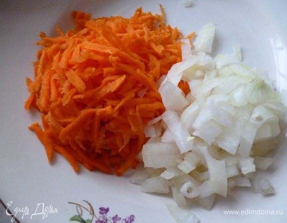 Приготовить омлетную начинку:

Репчатый лук нарезать мелким кубиком,морковь натереть на крупной терке.