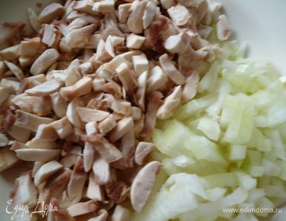 Грибы нарезать кубиком или пластинками