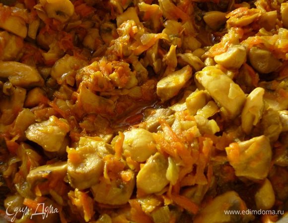 Нагреть сковороду с растительным маслом на небольшом огне,репчатый лук обжарить до прозрачности,добавить морковь, обжарить вместе с луком 10 минут, помешивая. Добавить грибы,перемешать и тушить до полного испарения жидкости, посолить и поперчить,
