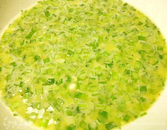 Яйца взбить венчиком с щепоткой соли и с мукой, добавить молоко,измельченную зелень и опять взбить.