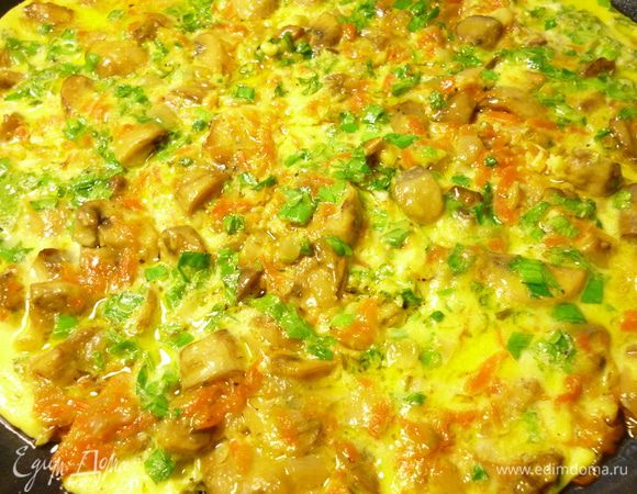 Омлетную смесь равномерно распределить по поверхности грибов и закрыть сковороду крышкой,довести до готовности,остудить.Нарезать кубиками или полосками