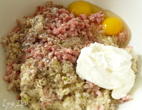 К мясному фаршу добавить пропущенный через мясорубку репчатый лук и замоченный в молоке или воде и отжатый белый хлеб,яйца,сметану,соль и молотый перец,хорошо перемешать и слегка отбить фарш.