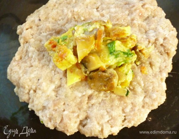 Из фарша мокрыми руками формуем лепешку,выкладываем начинку