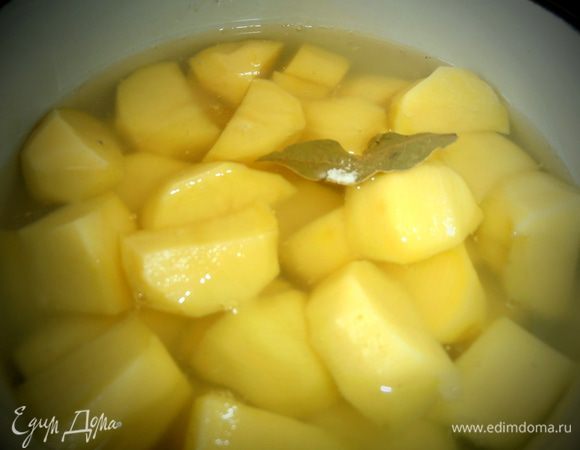 Картофель поставить вариться с солью и лаврушкой (я всегда добавляю для аромата!).