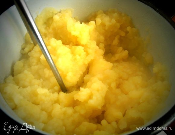 Картофель превращаем в пюре с помощью обычной давилки без фанатизма.