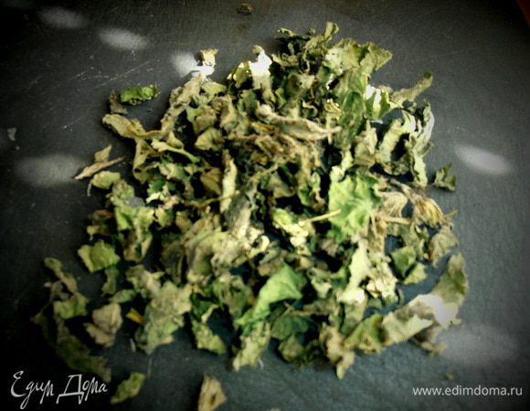 Крапиву собственноручно собирала прошлым летом... часть заморозила, а часть насушила и бросала, где можно для витаминов!