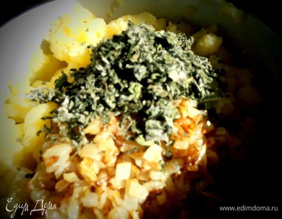 Перетираем в руках (очень легко) травки и высыпаем в пюре.