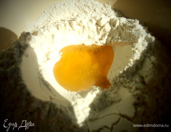 Приступаем к тесту!В муке делаем ямку и вливаем масло (я добавила нерафинированное,а жарила уже на рафинированном).