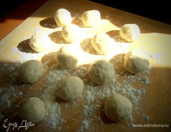 Отщипываем по кусочку тесто размером с небольшое яйцо и смотрим,сколько чебуречиков у нас получится)))