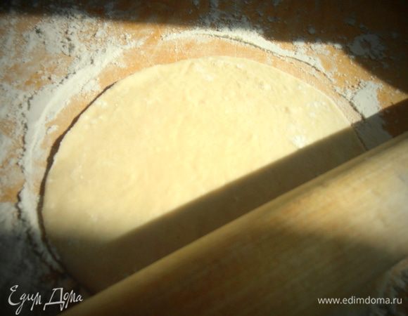 Раскатываем тонко,как на пельмени,но не до прозрачности.