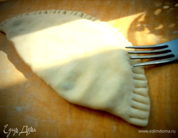 Прижимаем края сначала пальцами,а потом вилкой.