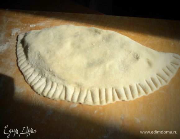 Саму лепёшечку слегка тоже прижимаем-сплющиваем,чтобы начинка равномерно распределилась.