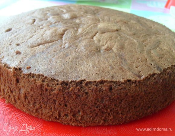 Охлажденный бисквит разрезать на два коржа.