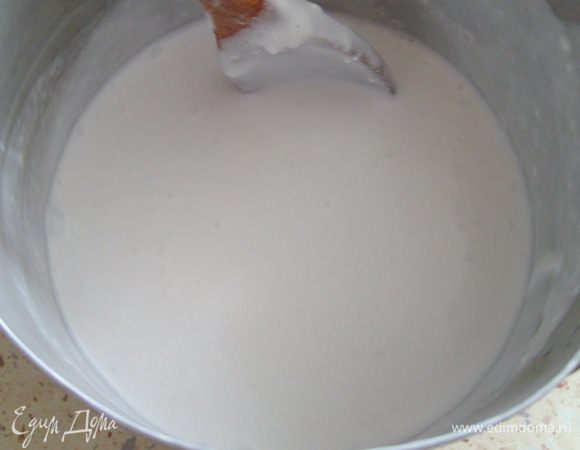 Для крема кокосовое молоко слегка подогреть в кастрюльке.