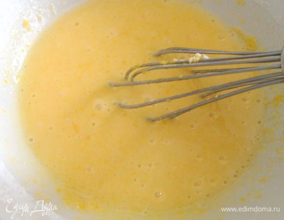 Венчиком взбить желтки с сахаром и крахмалом. Влить ½ ст. кокосового молока в желтковую смесь и хорошенько перемешать. 
