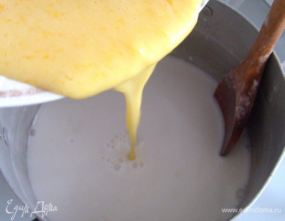 Желтковую массу добавить в оставшееся молоко, перемешать и довести до кипения. 