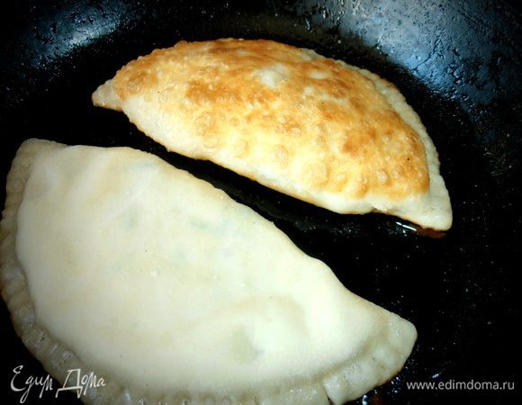 Сначала чебуречки поднимутся,но потом немного опустятся... это нормально!