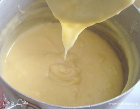 Кипятить 2-3 мин. Слегка охладить крем, взбить, добавить размягченное масло. Перемешать.