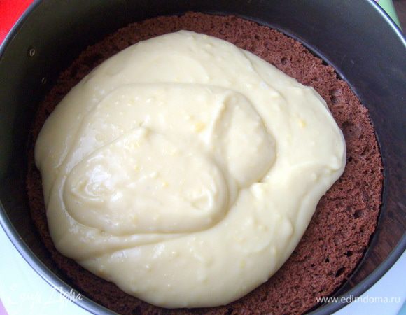 Выложить на корж охлажденный крем, разровнять, накрыть вторым коржом.