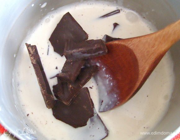 Для глазури довести сливки до кипения, добавить поломанный на кусочки шоколад. 