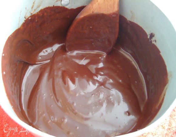 Тщательно перемешать. Полить теплой глазурью верх торта. 