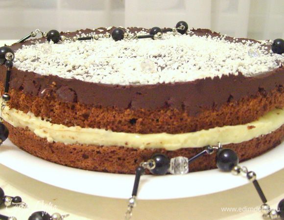 Слегка охладить торт, посыпать сверху кокосовой стружкой.