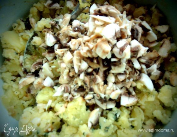 Перемешать и дальше жарить с картофельно-грибной начинкой!
