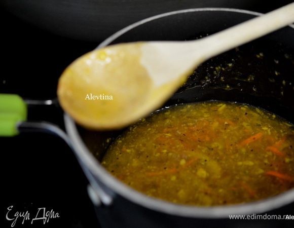 Смешать джем апельсиновый мармеладный, мед, уксус, Табаско, щепотку соли. Поставить на огонь и тушить примерно 10-15 мин.