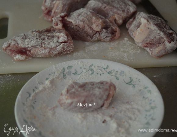 Филе свинины порезать на медальоны.
Муку смешать с солью и перцем. Затем  каждый медальон обвалять в ней.