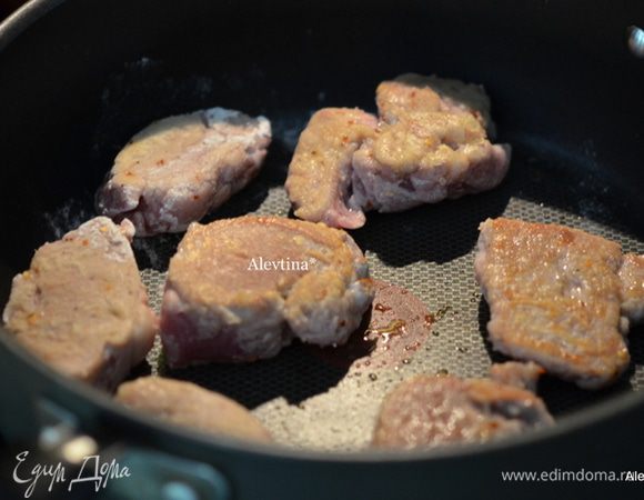 Обжарить медальоны на разогретой сковороде с оливковым маслом. Каждая сторона  3 мин. Добавить сверху мармеладную заготовку сверху и  готовим еще примерно 20 мин. Я добавляла чуть воды, чтоб соус не подгорал