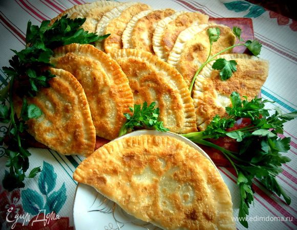 Из такого количества теста получается 13 чебуреков!А начинка у меня осталась...Скоро расскажу,что я из неё сделала))) Пока угощайтесь горяченькими чебуречками!!!