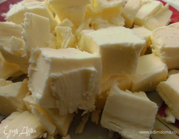 Сливочное масло нарезать кубиками. 
